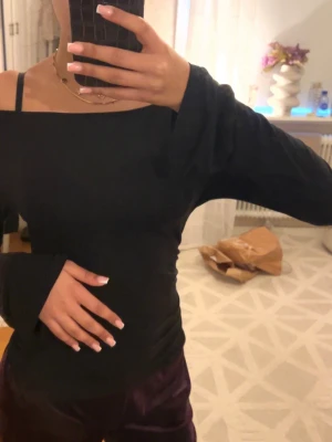 Svart offshoulder topp - Snygg svart offshoulder topp med lång ärm från Gina Tricot. Inga defekter och ser ny ut.