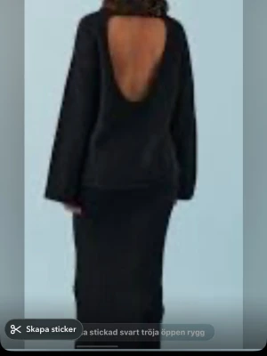Svart stickad tröja med öppen rygg - Trendig svart stickad tröja med djup, öppen rygg och långa ärmar. Perfekt för dig som vill ha en stilren men ändå vågad look. Passar till både kjol och byxor och ger en cool twist till din outfit.