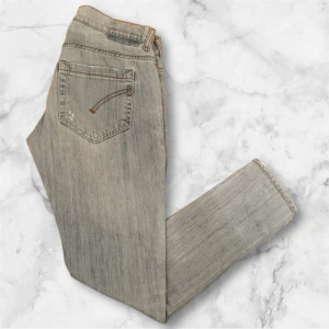 Dondup jeans George  - Dondup jeans George trendigaste jeansen på marknaden. Skick 9,5/10 nypris 4000kr säljs för 900kr( modellen har orginala slitningar ifrån fabriken vilket är väldigt eftertraktat och populärt dom sitter tajt vid fötterna typ 