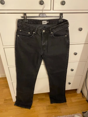Svarta straight jeans - Snygga svarta jeans med raka ben. Modell icon från lager i storlek L. Använda en gång
