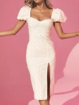 Ny! Bianca x Nelly strl 36  klänning med puffärm och slits - Söt vit klänning med små blommiga detaljer, puffärmar och hjärtformad urringning. Klänningen är figurnära med en snygg slits framtill och går till knäna. Strl 36. Oanvänd!