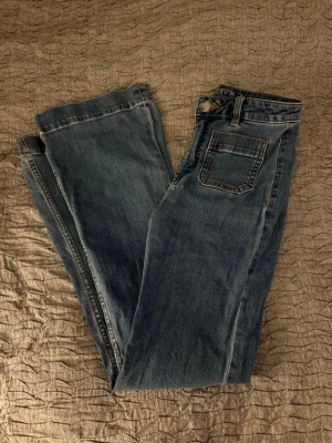Utsvängda jeans  - Snygga jeans. Slitna längst ner men inget märkbart vid användning. Storlek 25 längd 32.