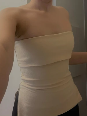bandeau med dragkedjor  - oanvänd krämvit ärmlös topp, formar som shapewear och går att ändra passformen på tack vare dragkedjorna på sidorna:) sista bilden visar färgen bäst🤍🤍 passar även storlek xs