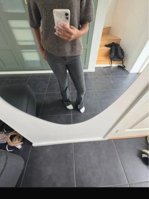 Grå skinny jeans med hög midja - Snygga grå skinny jeans med hög midja och klassisk femficksdesign. Jeansen har en smal passform hela vägen ner och är perfekta för en clean och stilren look. Tillverkade i stretchig denim för extra komfort.