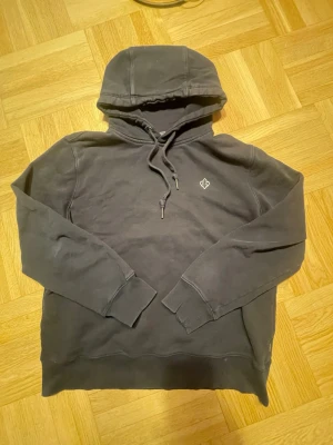 Morris hoodie - Säljer en snygg mörkblå hoodie i gott skick. Storlek S men passar även XS.