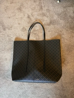 By Malene Birger väska  - Så snygg Malene Birger ”Abrille” väska, perfekt som weekend bag 🤎 Super skick, en liten defekt under väskan men inget man tänker på (se sista bilden). Skriv vid intresse eller frågor!