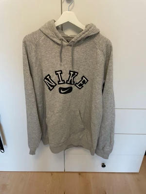 Grå hoodie från Nike med logga - Bra skick! Storlek M.