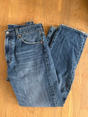 Levi's 501 blå jeans straight fit - Klassiska blå Levi's 501 jeans med rak passform. In princip helt oanvänd, ny pris ca 1300kr. 32 -32 storlek. 