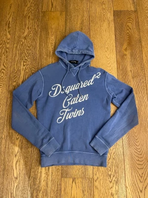 Dsquared2 hoodie - En riktigt snygg Dsquared2 hoodie. Att den ser lite ”urtvättad” ut är design! Priset är förhandlingsbart vid snabb affär. Skriv ifall ni har nån mer fundering!