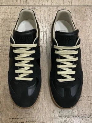 Maison Margiela  sneakers svart - Säljer dessa svarta Maison Margiela gatsen. Nästan aldrig använda / pris kan diskuteras 