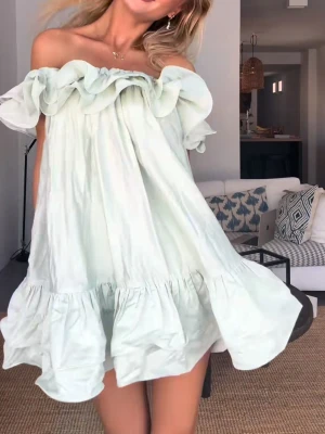 Ljus offshoulder volangklänning - Säljer denna ljusgröna klänning från h&m då den inte kommer till användning. Klänningen har kommit till användning endast en gång😊orginalpris 699🥰priset kan diskuteras