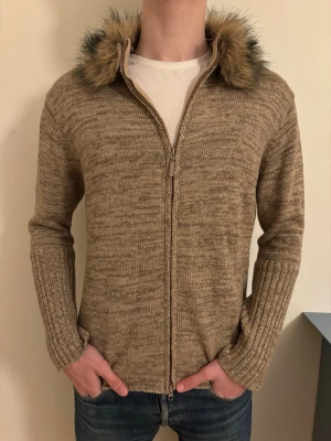 Faux fur zip - Väldigt varm och fin fullzip perfekt till kommande årstid. Skön och väldigt fin passform (För referens är jag 182 och väger 70 kg)