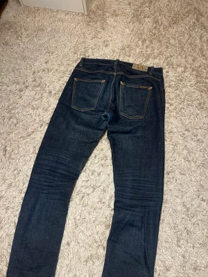 Nudie jeans modell dude dan dry denim slim fit herr w31 - Nudie jeans modell dude dan. Slim fit med hög potential för fet fade och snygga whiskers då de är dry denim. Mycket bra skick, inga defekter. Storlek w31 . Postas samma dag som köp eller dagen därpå🙌💯