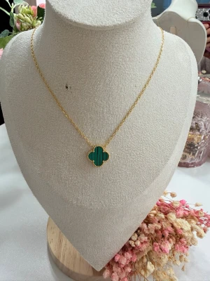 18k guldpläterat klöver halsband  - Fint och elegant klöverhalsband i grönt, 15 mm. Halsbandet är gjort av rostfritt stål och pläterat med 18K guld för en hållbar och exklusiv finish.