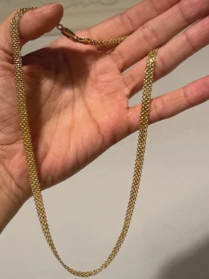 Xlänk halsband i 18k guldplätering - Super fint xlänk halsband i 18k guldplätering med stämplar 45cm långt kommer med smyckes bag