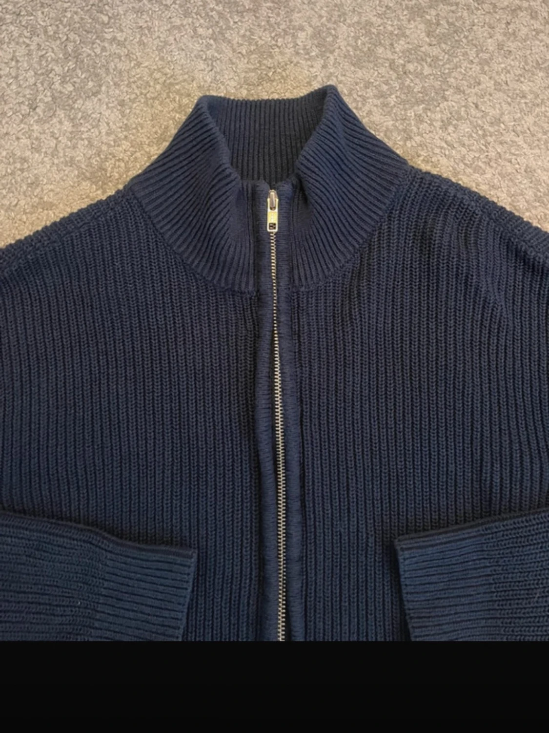 Mörkblå stickad ziptröja - 1