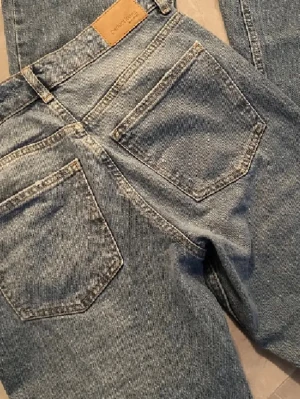Gina tricot jeans - Jätte snygga jeans från Gina i storlek 38. Säljs pågrund av ingen andvändning och är inte bärda alls länge!!🤩