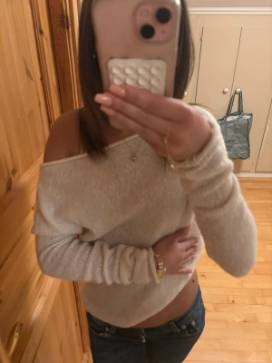 Off shoulder beige stickad tröja -  off shoulder stickad tröja i beige med långa ärmar i storlek XS från Gina tricot. Har använt 3-4 gånger, har vanligtvis XS/S i tröjor❤️