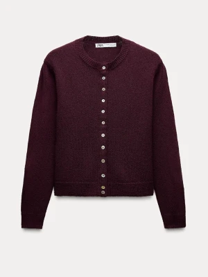 Vinröd kofta från Zara - Vinröd kofta från Zara. Koftan är i tunnare material, perfekt som lager-på-lager eller över klänning och topp. Funkar lika bra till vardag som till festligare tillfällen. Storlek M men sitter som en S!  Koftan är i mycket fint skick, sparsamt använd och utan synliga skador. Ett tidlöst plagg som passar året runt.  ✨ Lätt & bekväm ✨ Enkel att matcha ✨ Perfekt för alla säsonger  Redo att skickas snabbt 📦