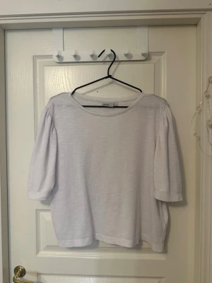 Vit topp  - Säljer en söt vit topp från Isolde med puffärmar och rund halsringning. Toppen har en lätt struktur i tyget och trekvartsärmar!💋