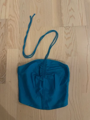 Blå bandeau topp  - Snygg blå bandeau topp med smalt knytband i nacken! Perfekt nu till sommarens outfits💗💗