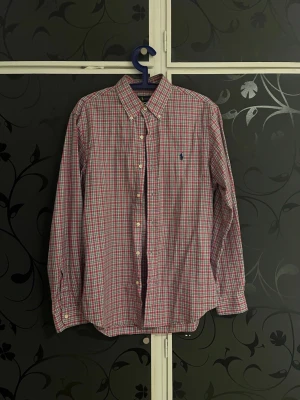 Ralph Lauren Rutig Skjorta - Snygg rutig skjorta från Ralph Lauren som är i fint skick, storlek M
