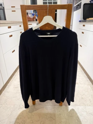 Cashmere tröja marinblå uniqlo - Säljer nu denna tröja från uniqlo i 100 procent Cashmere. Den är i färgen marinblå och är köpt i butik för 1100. Väldigt fint skick, knappt använd och kan gå ner i pris vid snabb affär😊