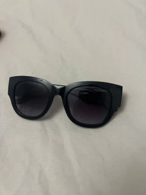  Guess - Jättefina svarta solglasögon från guess, knappt använda i ny skick 