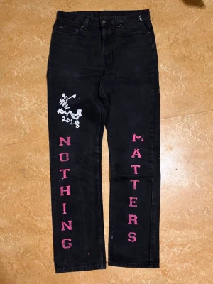 Asspizza Svarta jeans/denim (nothing matters)  - Ett par feta och fett rare asspizza jeans från hans nothing matters kollektion. Dessa är från 2017ish och är gjorda av asspizza själv! Ur hans garage finns videos på yt från när han gjorde dessa med mera. Har hans ikoniska ansikts motiv både back och fram. Trycken är screen printed. Riktigt bra kvalen på både trycken och jeansen. Köpte på Grailed för många år sedan och de har bara blivit liggande i garderoben. Mått/ midja: 40cm längd: 107cm benöppning: 20cm. Skriv vid frågor/ köp. 