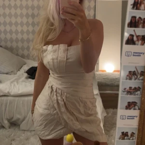 Klänning - Jättesnygg festklänning i champagne färg! Endast testad så i väldigt bra skick💛💕