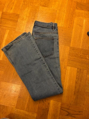 Blå bootcut jeans Jane Boot high waist - Säljer ett par blå bootcut jeans från Cubus med high waist. Jeansen  är i stretchigt tyg.