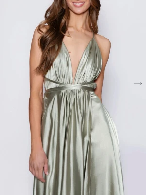 Söker balklänning  - Säker denna super snygga balklännigen från ivory field! Hör av er om ni har den i storlek S och vill sälja🥰🥰