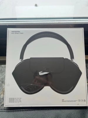 Apple AirPods Max med Smart Case - Säljer ett par Apple AirPods Max med Smart Case. Hörlurarna har en stilren svart design med metallbåge och meshband för extra komfort. Perfekt för dig som vill ha grymt ljud och snygg look. Levereras i originalförpackning.