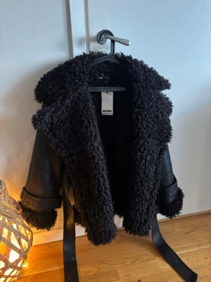Svart teddyjacka från Bik Bok - Populär jacka från bikbok. Ny med prislapp