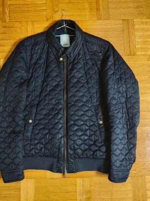 J.Lindeberg Cardigan-Jacka - Cardigan Jacka från varumärket J.Lindeberg för män. Storlek L, Nyskick inga skador/slitningar. Passar året runt och till alla tillfällen. Köpt för 1299 kronor. Hör av er vid intresse eller funderingar. PRIS KAN DISKUTERAS!