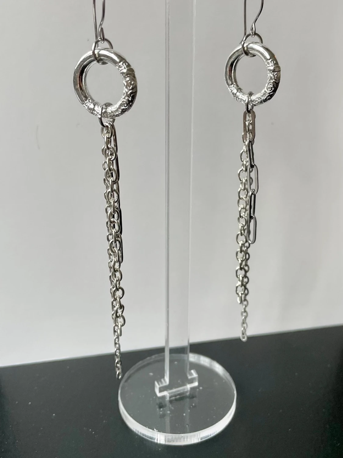 Rostfritt stål, Silvriga örhängen med ring och kedjor