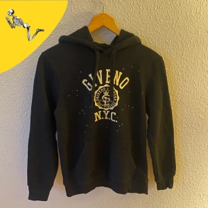 Given Léonce Hoodie - Giveno Léonce hoodie - Skick: Fint skick, inga defekter - Mitt pris: 850kr men inget är hugget i sten - Redde!