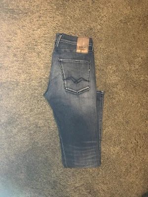 Replay Anbass W31 L32 - Säljer ett par Replay Anbass i fint skick. Byxorna är i storlek W31 L32. Kom PM för fler funderingar eller bilder, priset går att diskuteras!