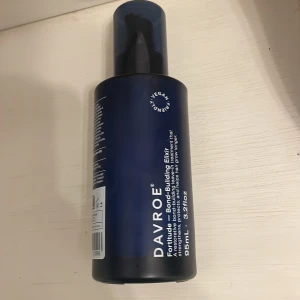 Davroe Bond-Building Elixir 95ml - Davroe Fortitude Bond-Building Elixir är en vegansk hårbehandling i en mörkblå plastflaska med pump. Produkten stärker och skyddar håret, speciellt efter färgbehandling. Flaskan rymmer 95 ml och har en stilren, modern design. En reparerande, bindningsbyggande leave-in-behandling som stärker, skyddar och hjälper håret att växa sig längre.  Fortitude Bond-Building Elixir innehåller Plant peptide bond-building complex som främjar den inre keratinstrukturen. Produkten reparerar och återställer håret