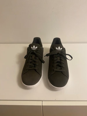 Stan Smith skor - Snygga stan Smith skor i mocka från Adidas, är i nyskick och originalpris är 1250. 