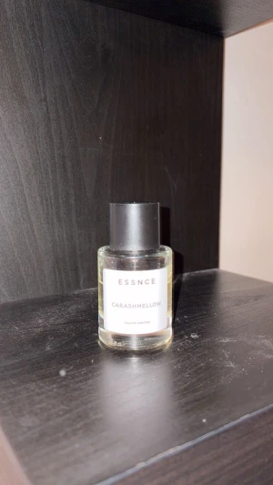ESSNCE Carashmellow Eau de Parfum - Upptäck ESSNCE Carashmellow Eau de Parfum – en stilren parfym som passar dig som vill sticka ut. Perfekt storlek att ta med överallt. Flaskan har en modern look och är enkel att använda. 60% kvar 