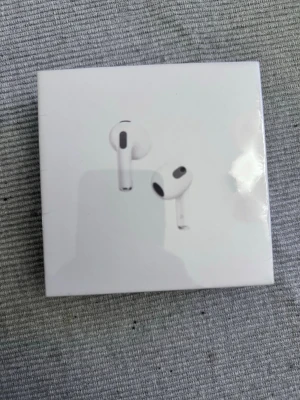 Apple AirPods 3 trådlösa hörlurar - Säljer ett par Apple AirPods 3 i vitt. De är trådlösa in-ear hörlurar med stilren och kompakt design. Perfekta för musik, samtal och gaming. Kommer i originalförpackning och har den klassiska Apple-looken.