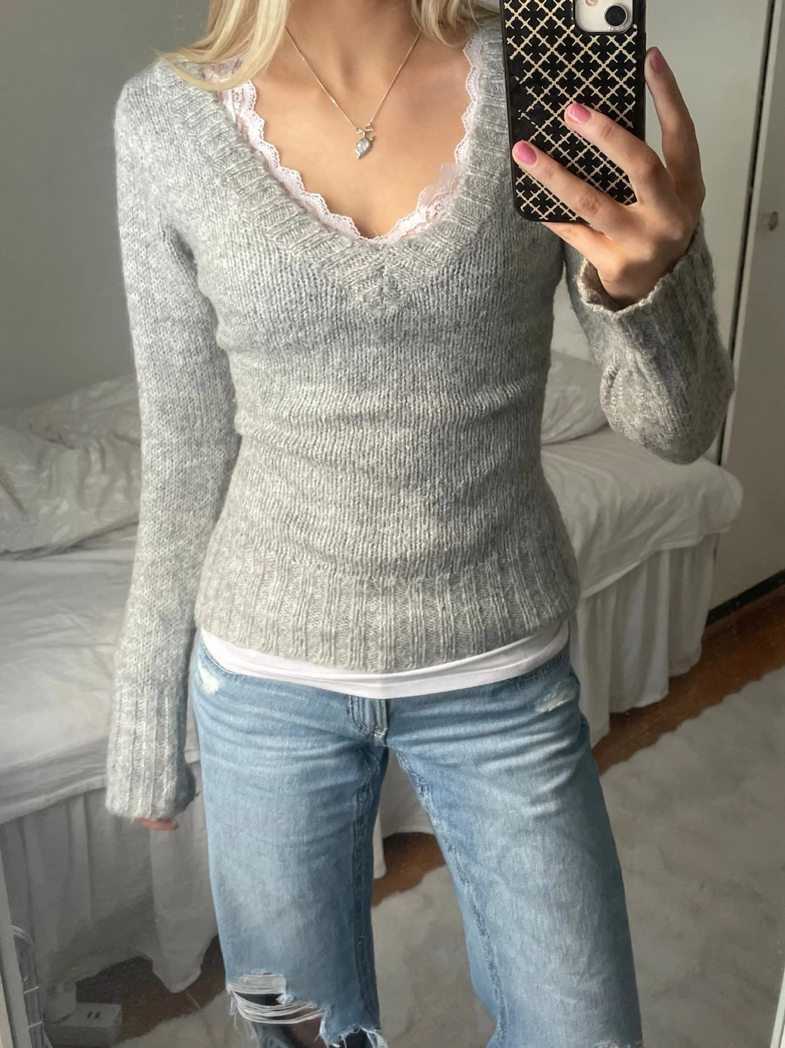 Grå stickad tröja med v-ringning - 1
