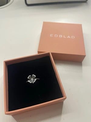 Edblad ring klöver silver - Silvrig Edblad klöver ring. Storlek 19,5 (använd väldigt lite så har inga defekter eller liknande). Skickar så snabbt jag kan! (Förpackning ingår)🥰nypris: 350kr 