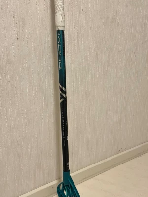 Oxdog ultimatelight hes 29 (knappt använd) - Testar att sälja min oxdog klubba som jag köpte för 2 månader sen som inte kommit till användning , den är för kort för min smak och har köpt en ny och testar därför att se om någon annan är sugen på den . Överlag en grym klubba som skaftet är i helt orört skick( som ny) medans lindan kan bytas om man vill men hyfsat ny också och bladet är hookat så man kan köpa nytt där med . Sitter de nya higlight bladet på som man fick med klubban alltså inte skruvat i klubban heller. Nypris  2100kr 