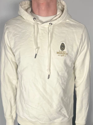 Morris hoodie - Säljer en riktigt snygg och trendig Morris hoodie i fint skick, storlek M, vid frågor är det bara att skriva //Gramenti