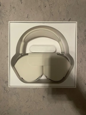 AirPods Max stjärnglans - Apple AirPods Max Starlight nyskick. Tveka inte på att höra av dig vid eventuella frågor !! 😁