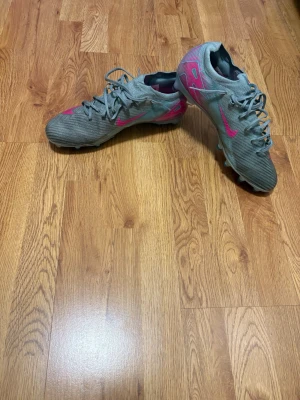  Nike fotbollsskor - Säljer ett par ljusblåa Nike fotbollsskor som är använda ca 5 gånger. Dom är för stora och kunde inte lämna tillbaks. Du får ett bra pris för dessa elit skorna 1900. Priset kan diskuteras 