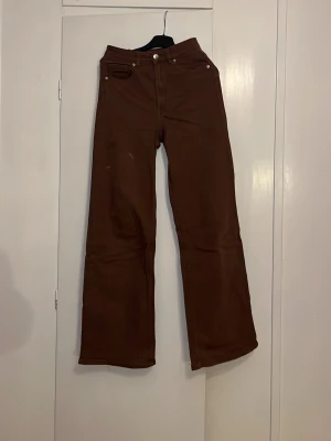 Bruna högmidjade jeans från H&M - Bruna högmidjade jeans från H&M i storlek 34. 