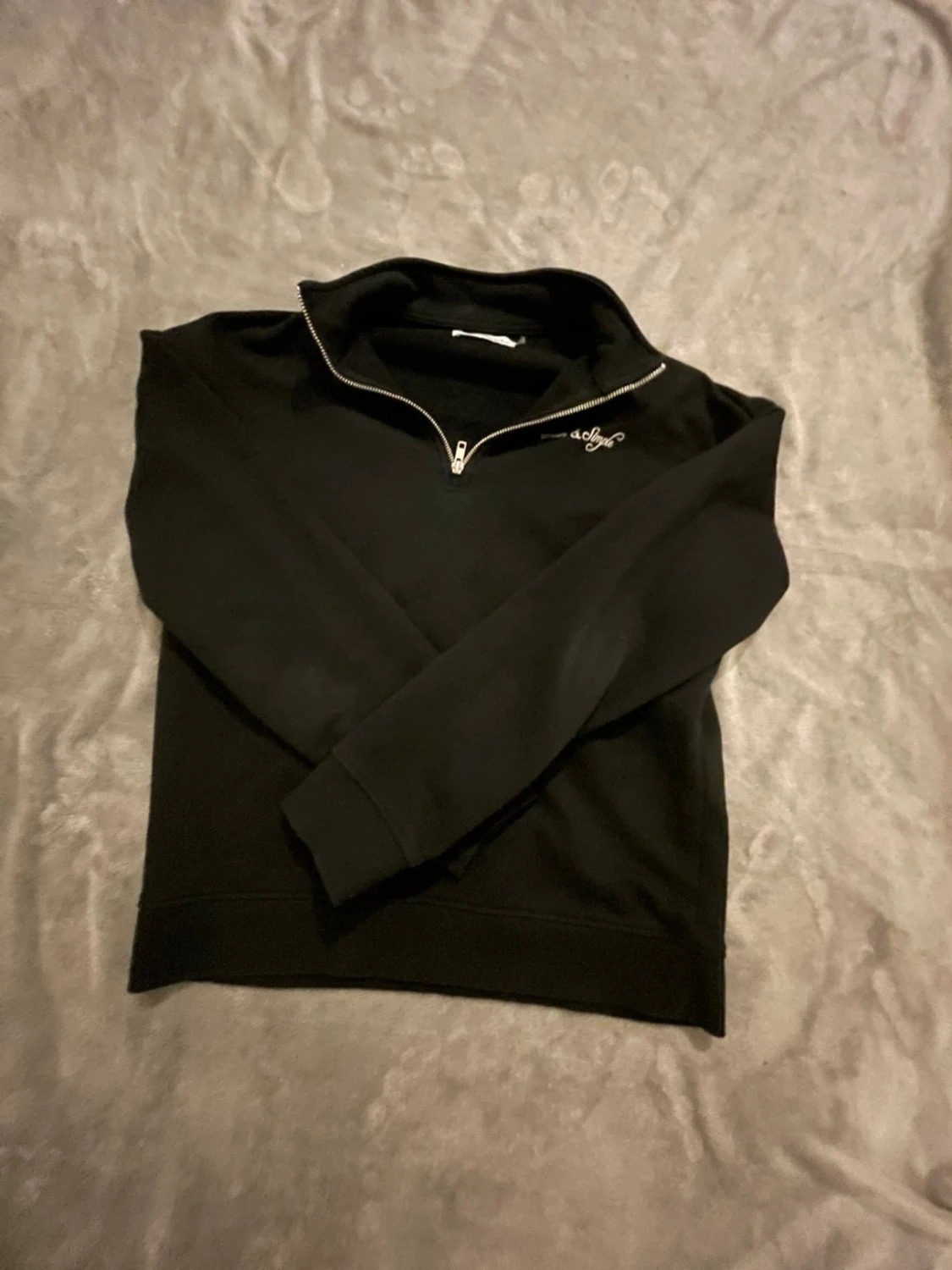 Svart halvzip sweatshirt med brodyr - 1